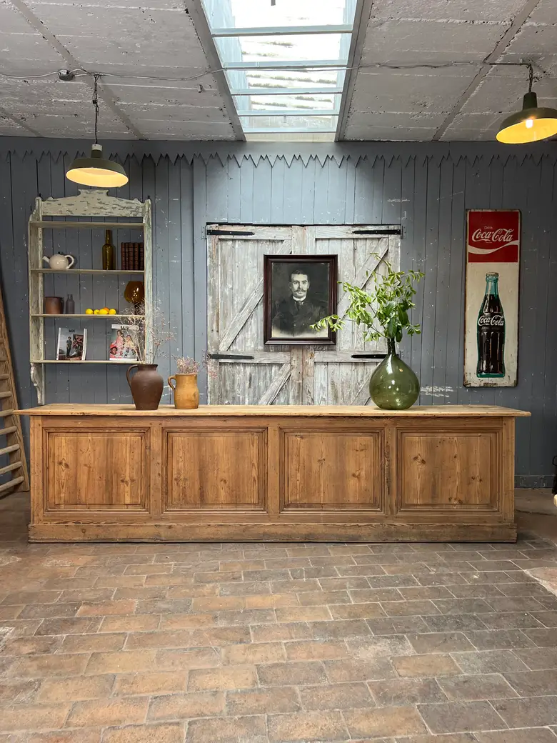Grand comptoir en sapin brut