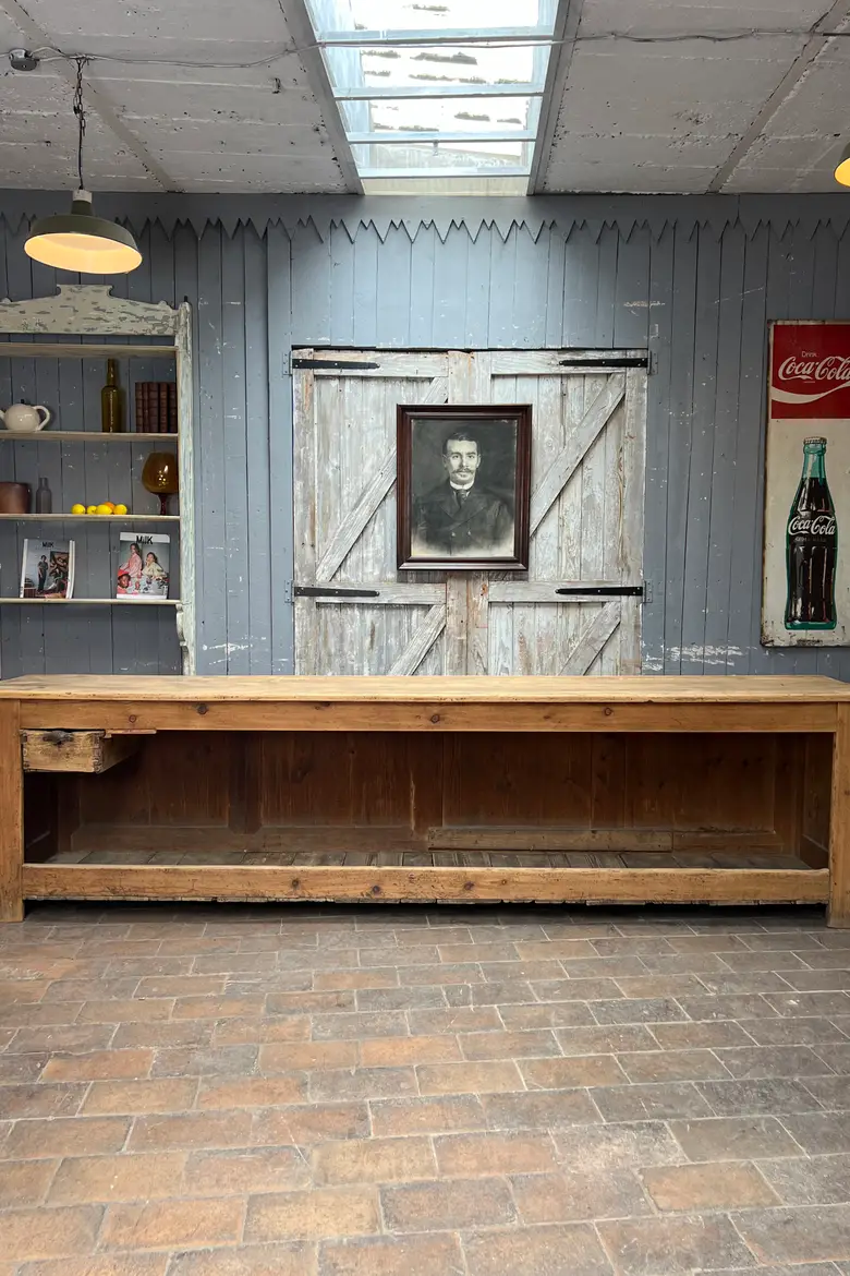 Grand comptoir en sapin brut
