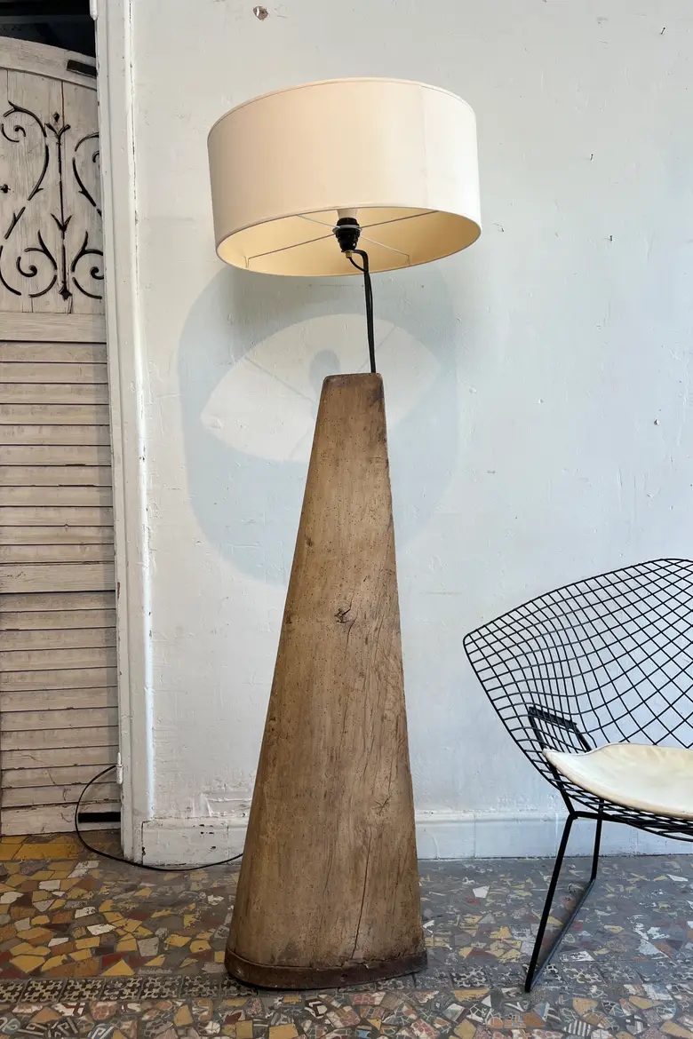 Grand lampadaire avec piètement ancien
