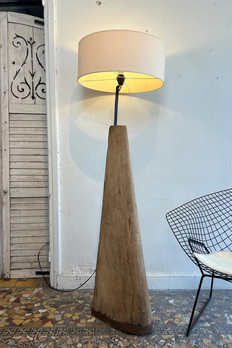 Grand lampadaire avec piètement ancien