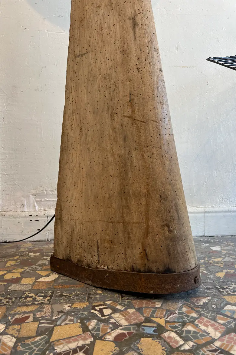 Grand lampadaire avec piètement ancien