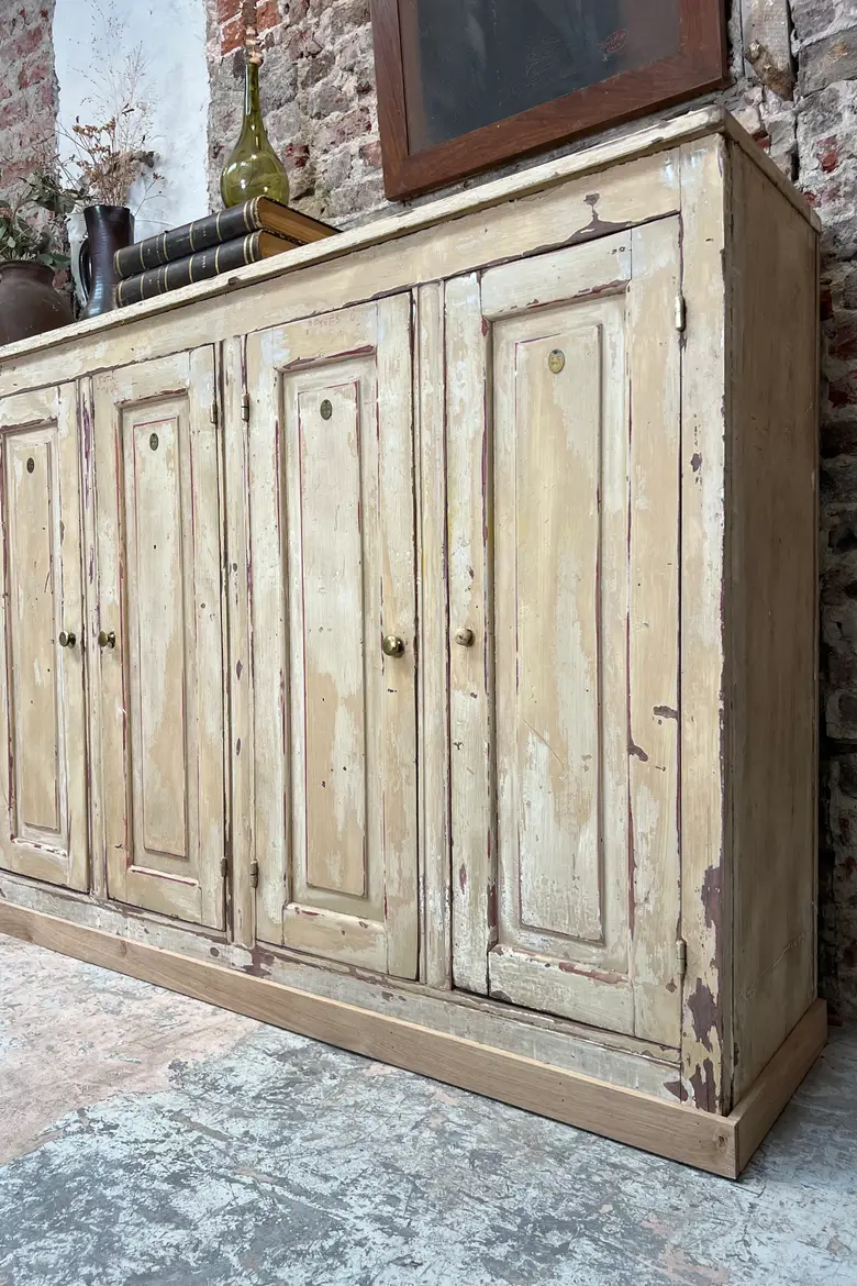 Grand meuble d’atelier patiné par le temps