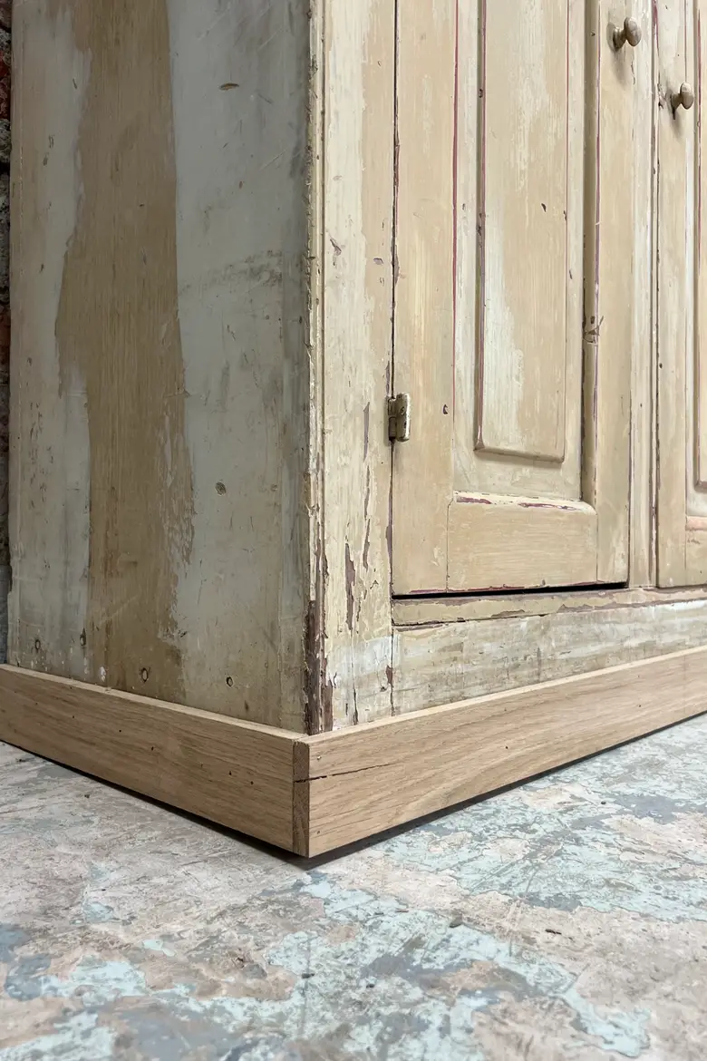 Grand meuble d’atelier patiné par le temps