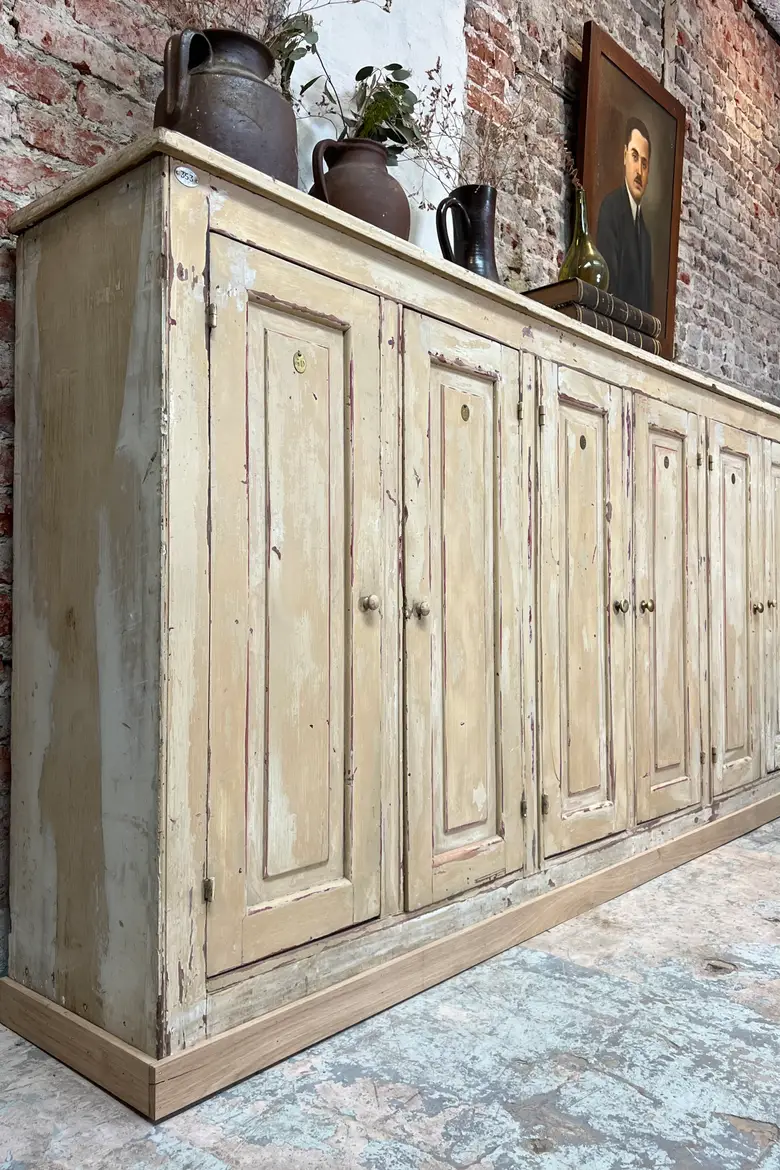 Grand meuble d’atelier patiné par le temps
