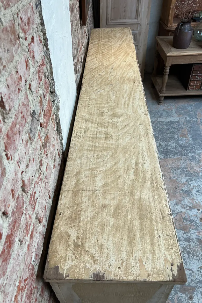 Grand meuble d’atelier patiné par le temps