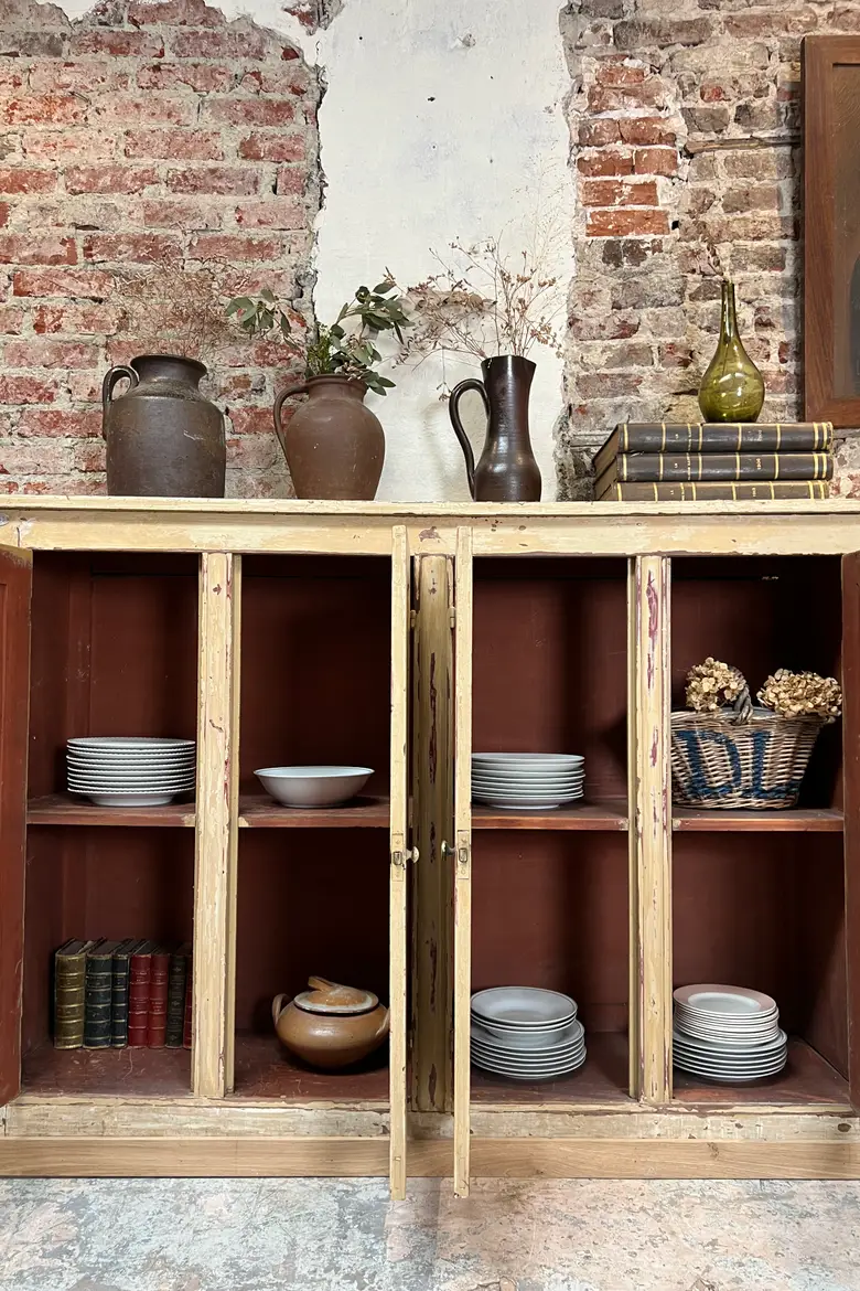 Grand meuble d’atelier patiné par le temps