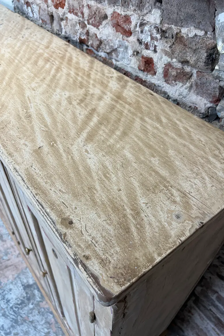 Grand meuble d’atelier patiné par le temps
