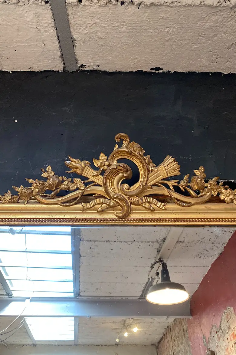 Grand miroir doré de style Louis XV