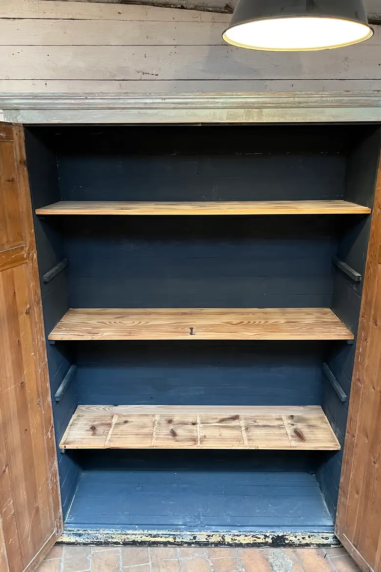 Grande armoire d’atelier patinée Début XXème