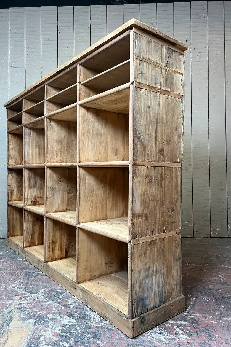 Grande étagère d’atelier en sapin