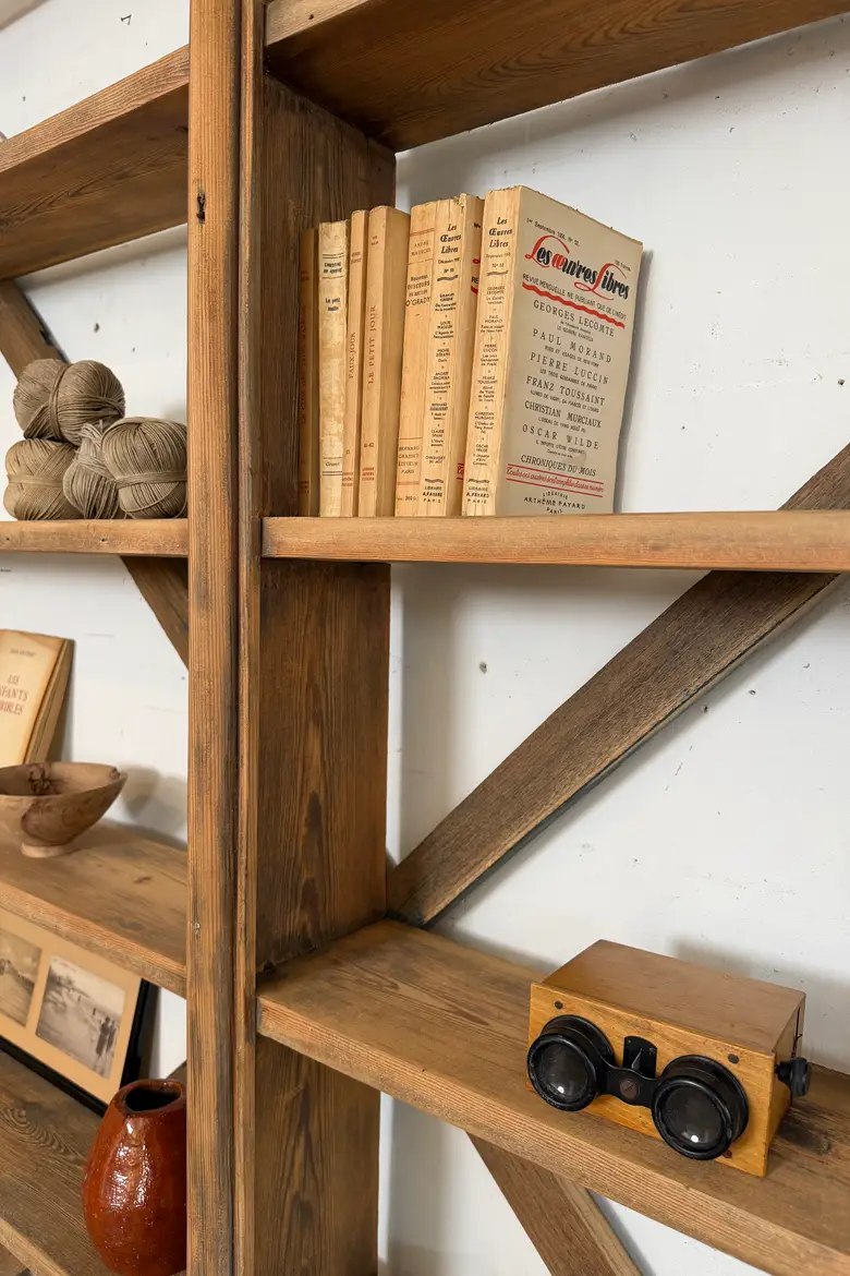 Grande étagère d’atelier en sapin brut