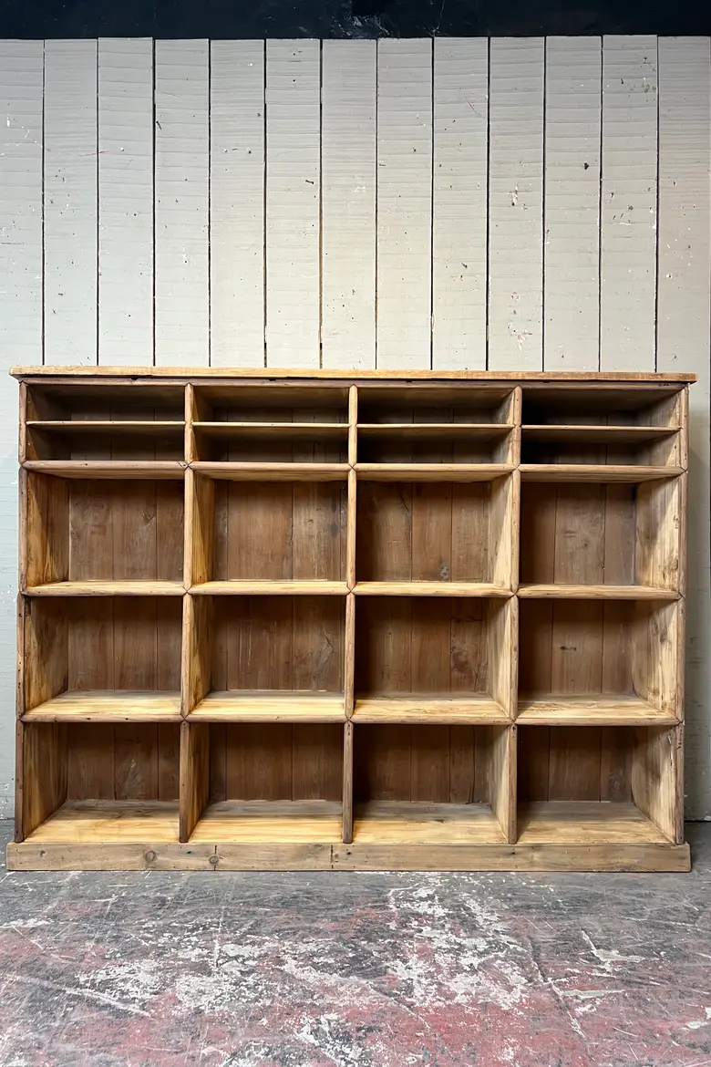 Grande étagère d’atelier en sapin