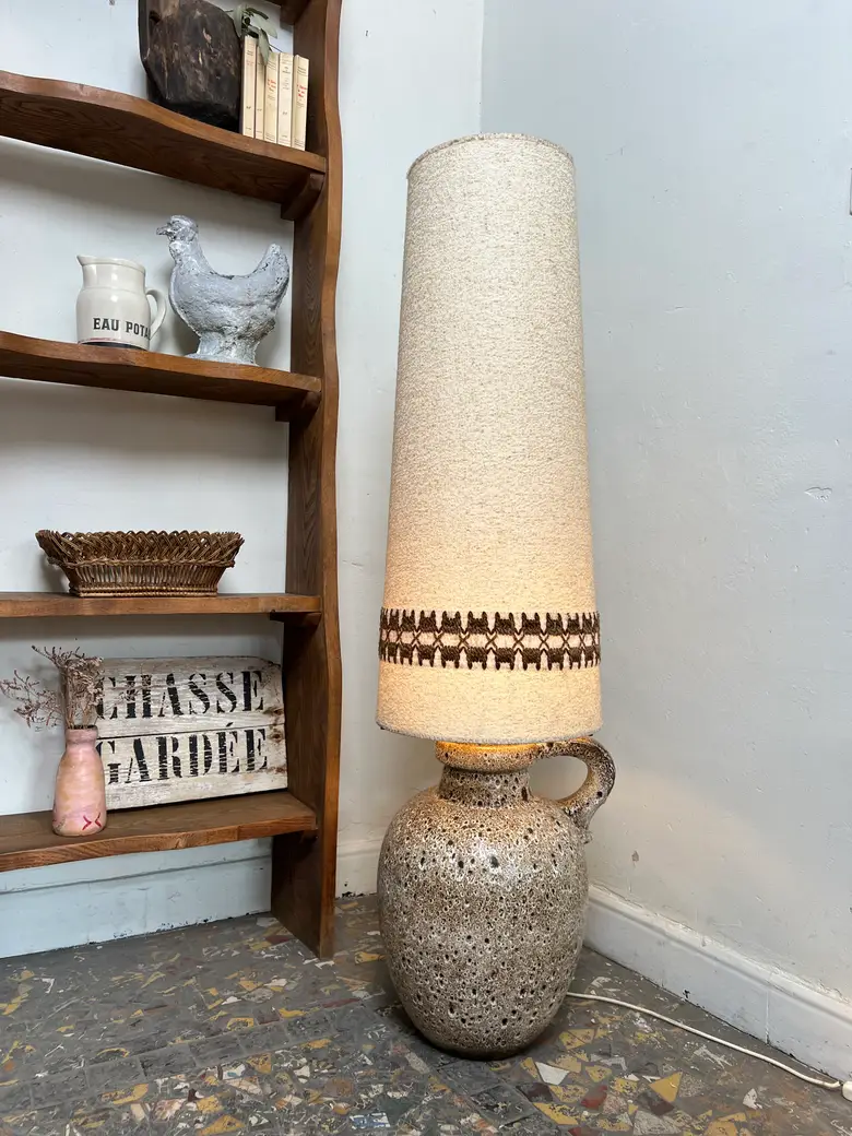 Grande lampe de sol vintage – grès et laine (années 70)