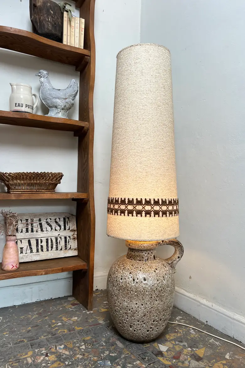 Grande lampe de sol vintage – grès et laine (années 70)