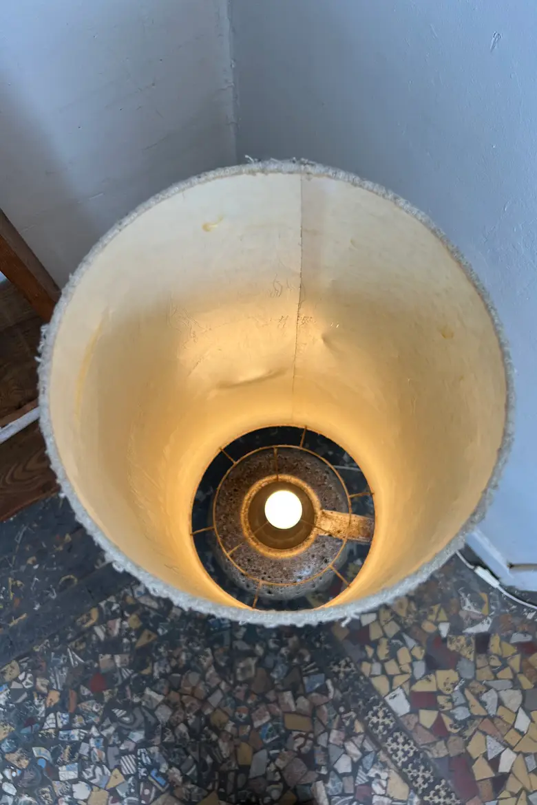 Grande lampe de sol vintage – grès et laine (années 70)