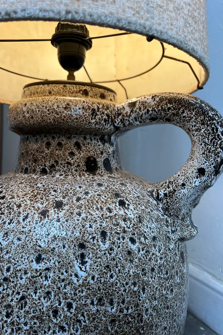 Grande lampe de sol vintage – grès et laine (années 70)