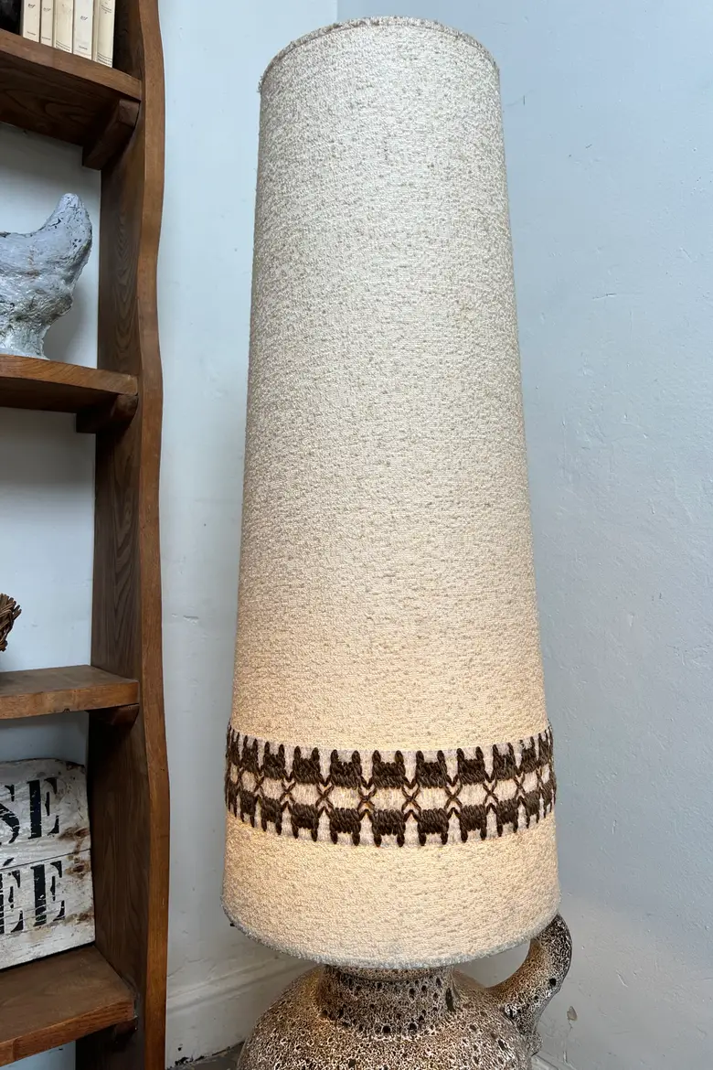 Grande lampe de sol vintage – grès et laine (années 70)