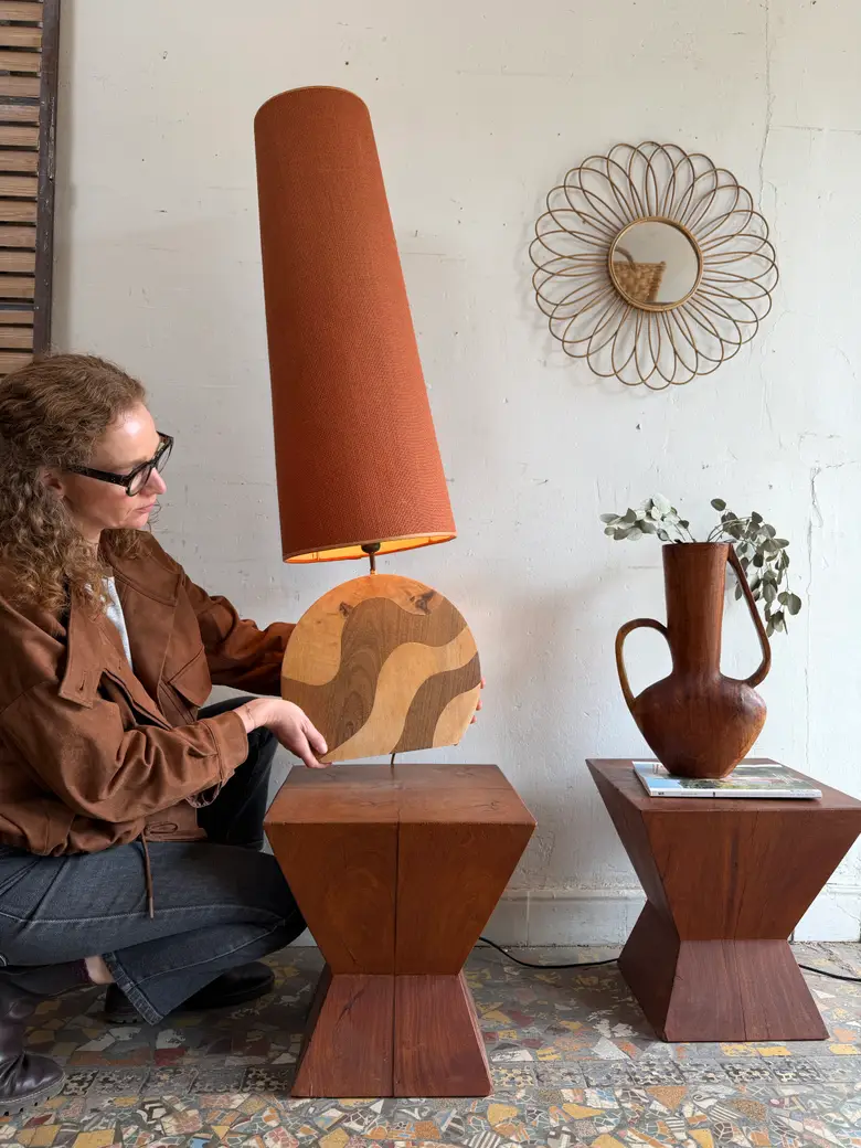 Grande lampe en bois marqueté années 70 — Grande lampe en bois marqueté années 70