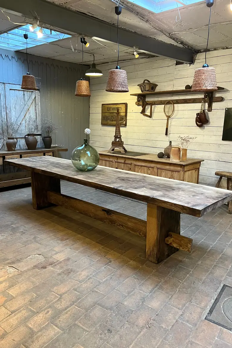 Grande table brutaliste en sapin Début XXème