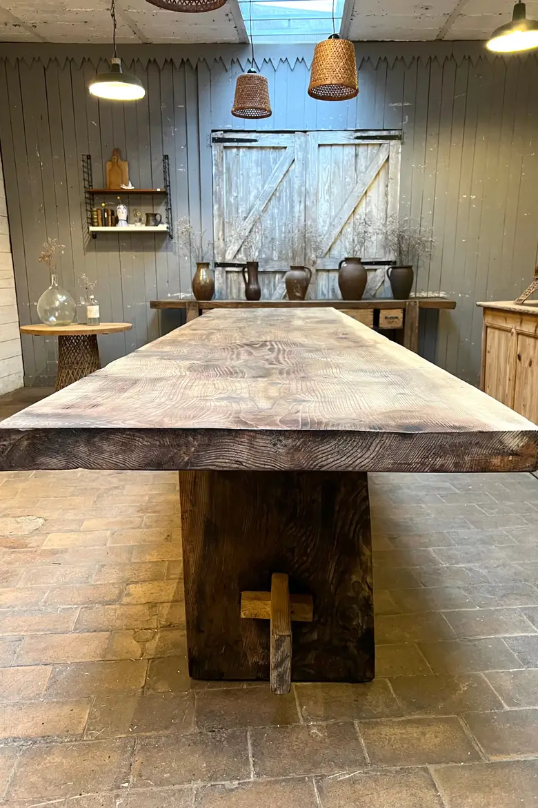 Grande table brutaliste en sapin Début XXème