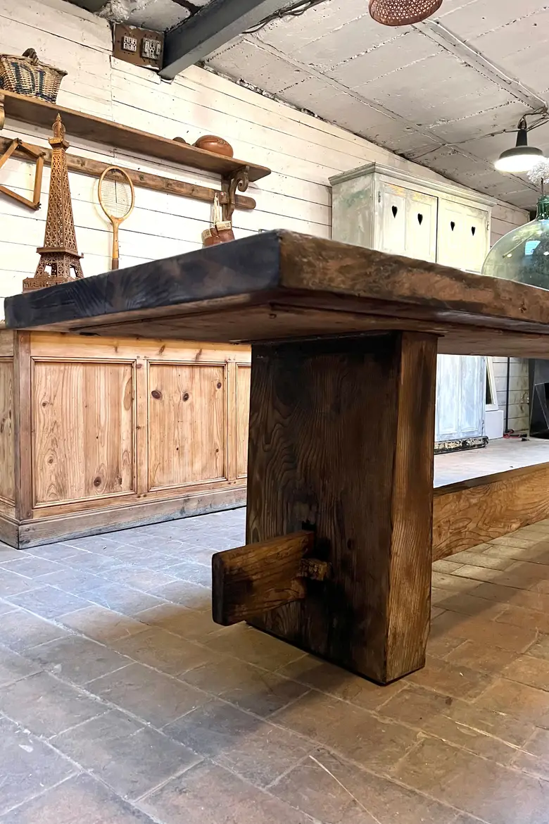 Grande table brutaliste en sapin Début XXème