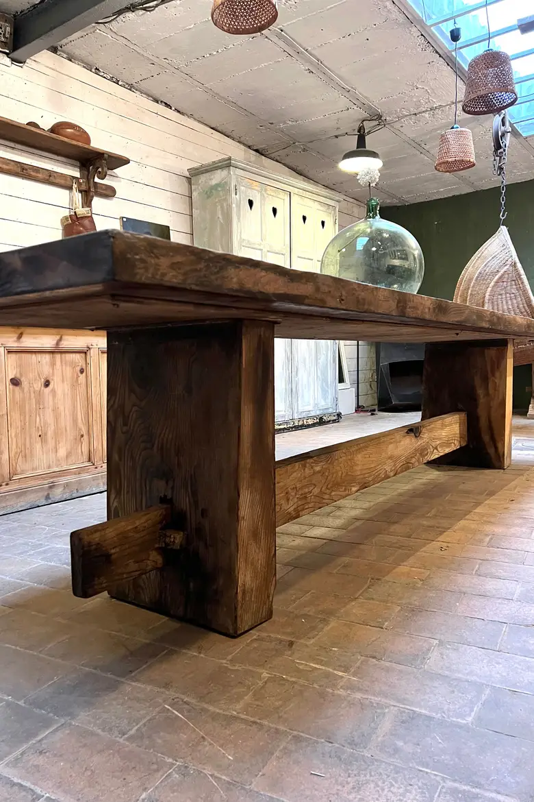 Grande table brutaliste en sapin Début XXème