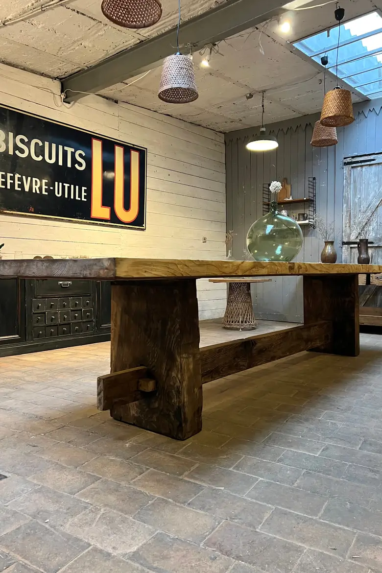 Grande table brutaliste en sapin Début XXème