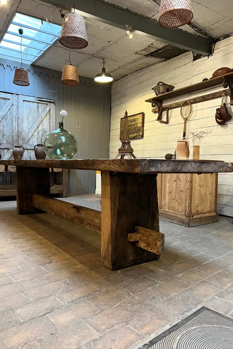 Grande table brutaliste en sapin Début XXème