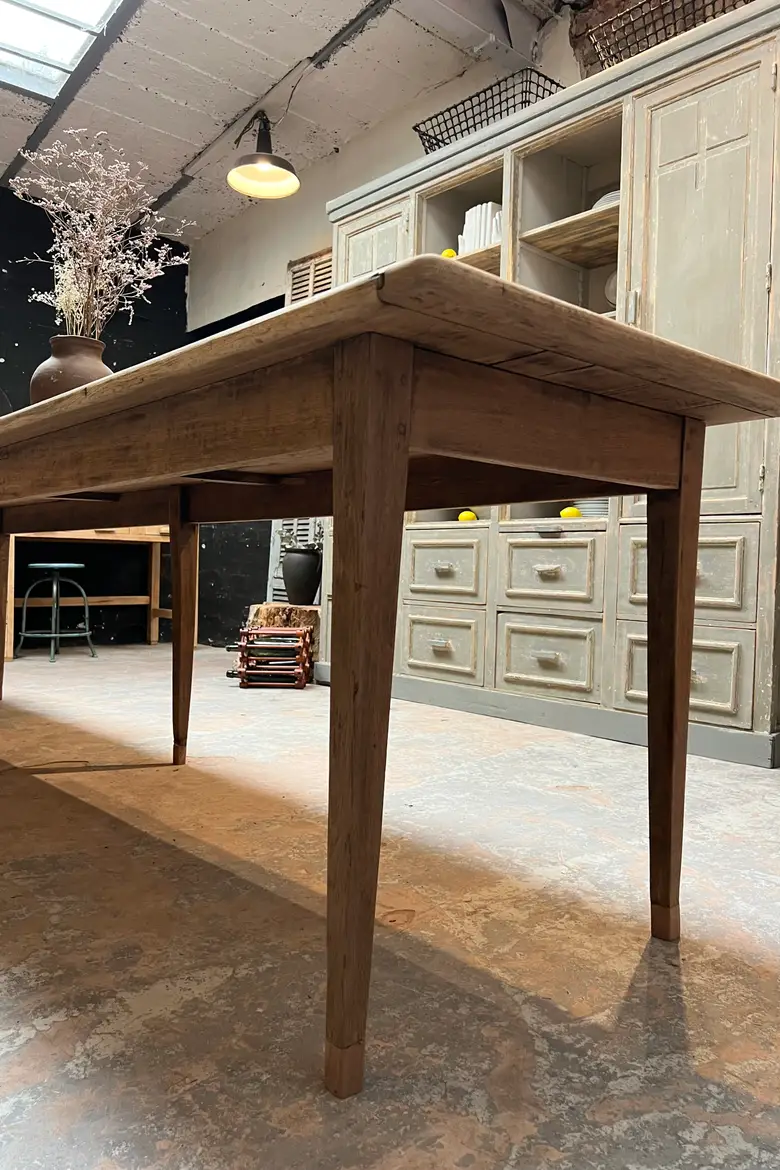 Grande table d’estaminet en chêne pieds fuseaux