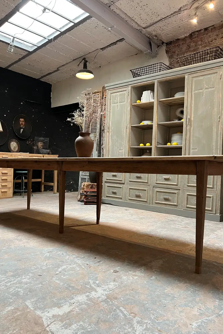 Grande table d’estaminet en chêne pieds fuseaux