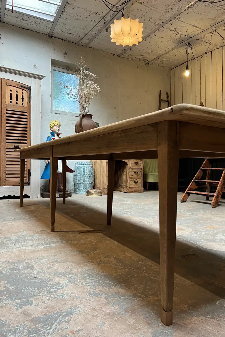 Grande table d’estaminet en chêne pieds fuseaux