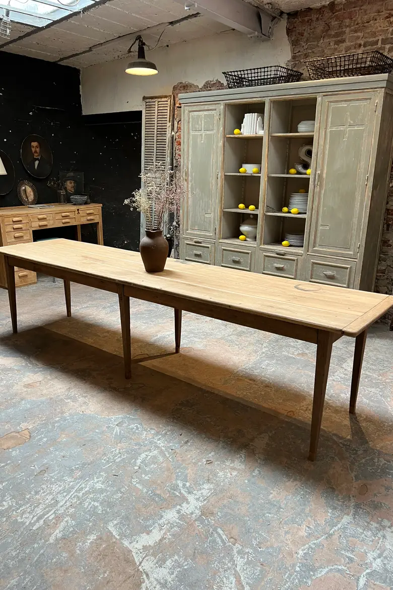 Grande table d’estaminet en chêne pieds fuseaux