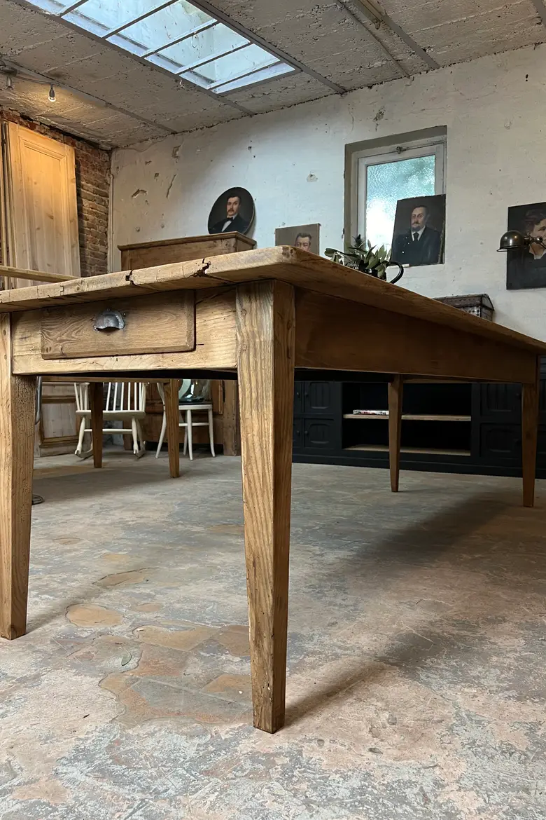 Grande table en châtaignier