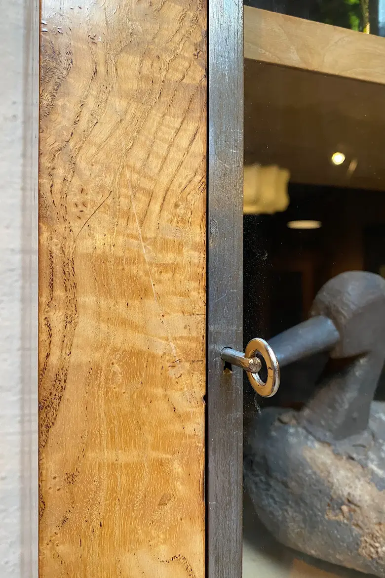Grande vitrine de commerce en loupe de frêne Début XXème