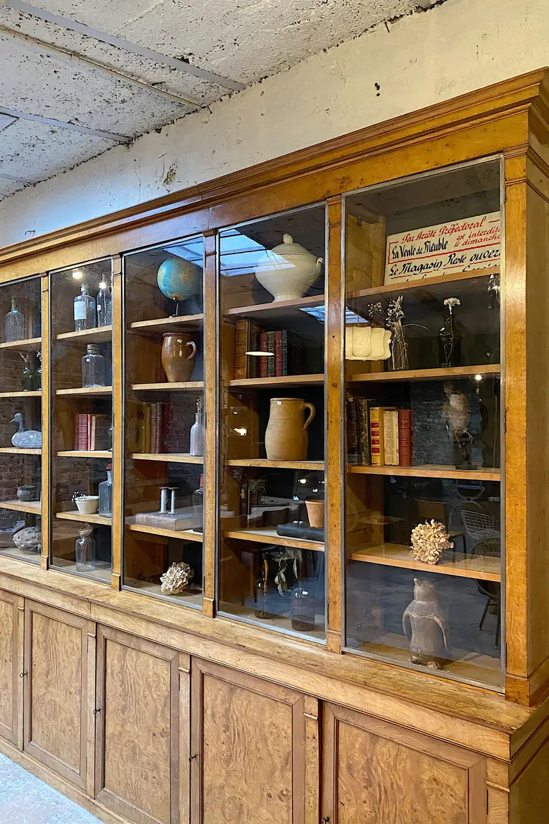 Grande vitrine de commerce en loupe de frêne Début XXème