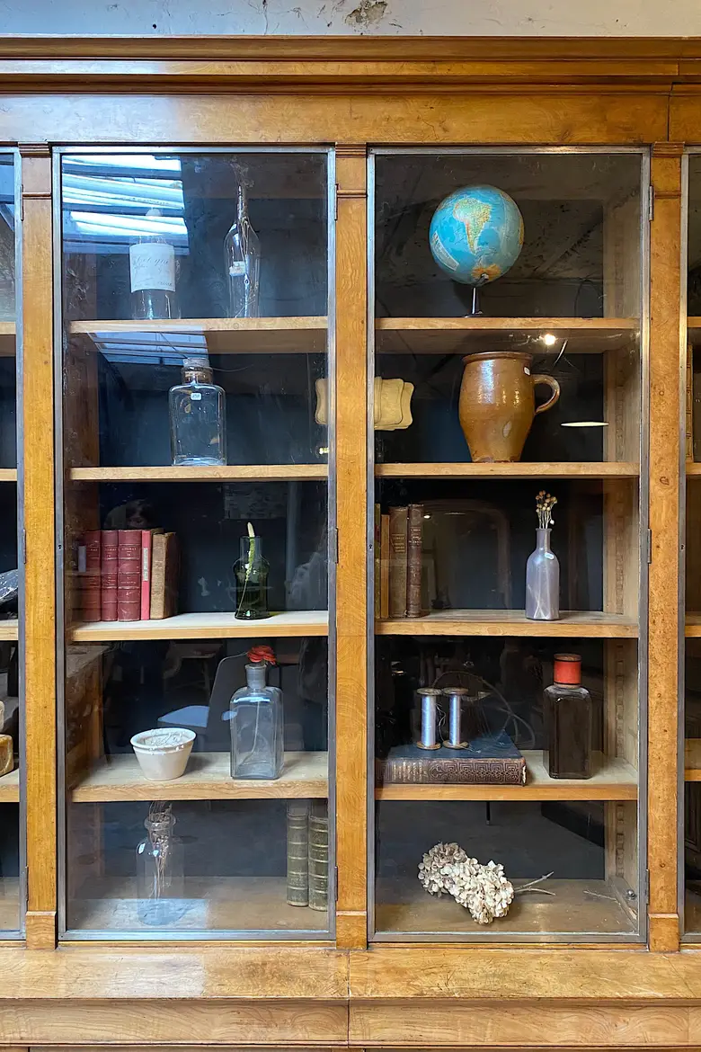 Grande vitrine de commerce en loupe de frêne Début XXème