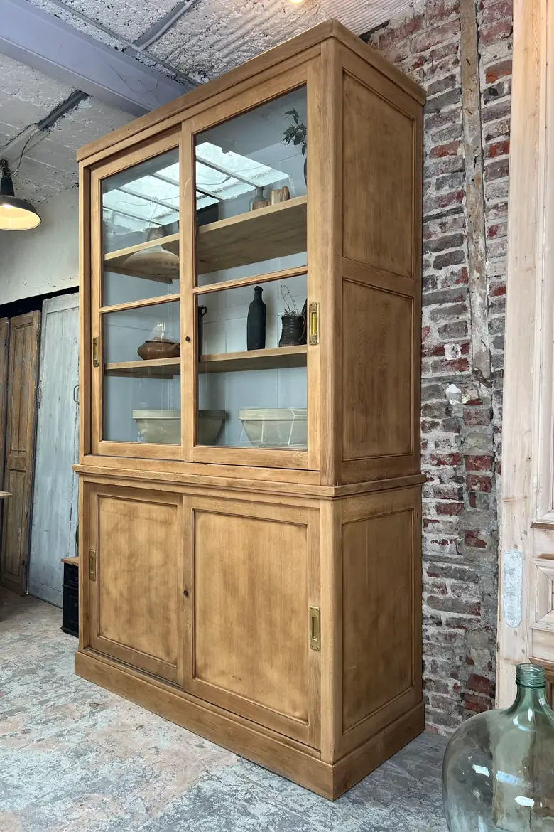 Grande vitrine de musée en chêne