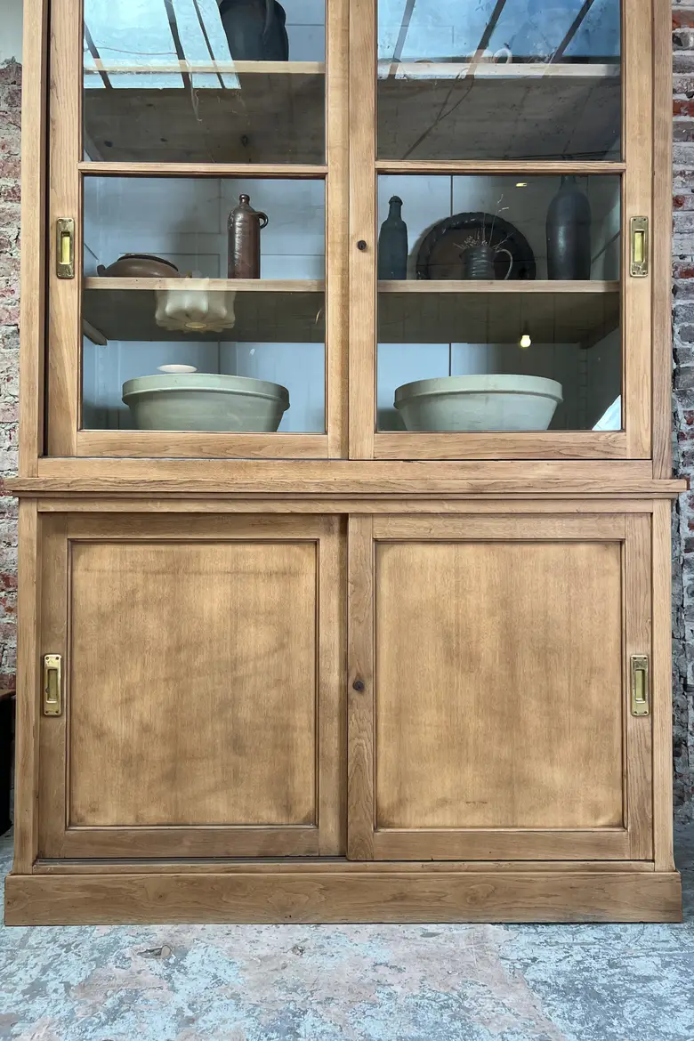 Grande vitrine de musée en chêne