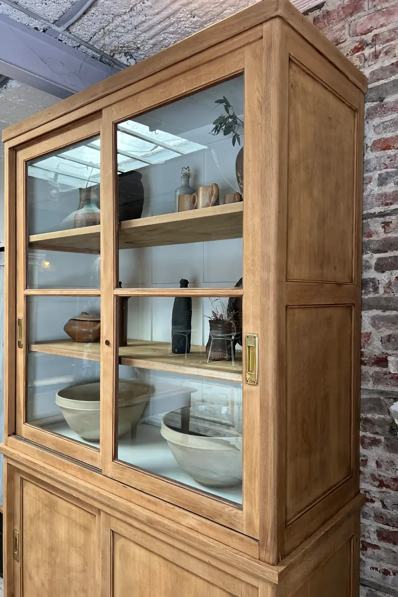 Grande vitrine de musée en chêne