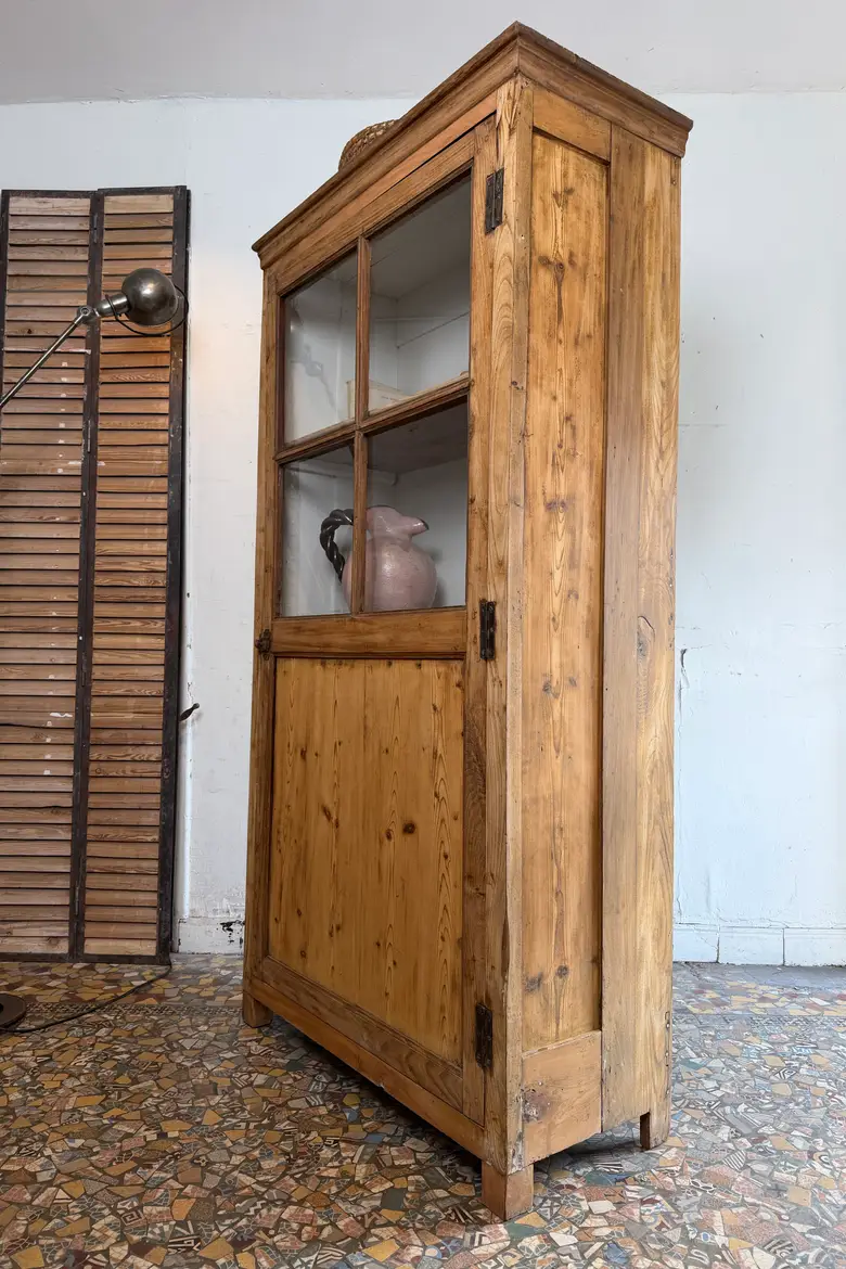 Grande vitrine en sapin – vers 1900