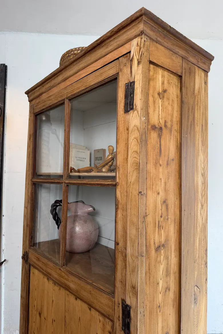 Grande vitrine en sapin – vers 1900