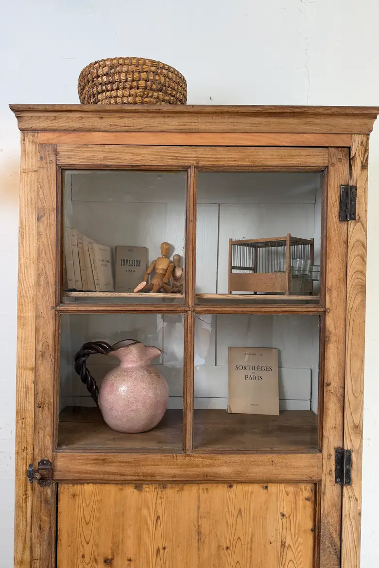Grande vitrine en sapin – vers 1900