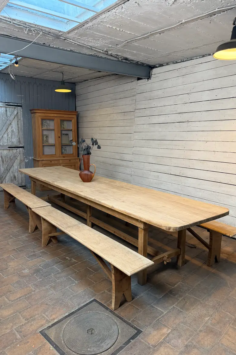 Immense table de communauté et ses 4 bancs — Immense table de communauté et ses 4 bancs
