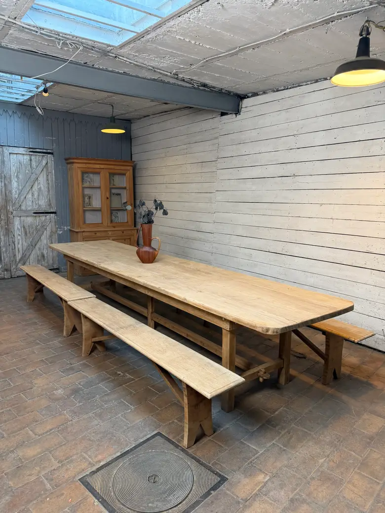 Immense table de communauté et ses 4 bancs — Immense table de communauté et ses 4 bancs
