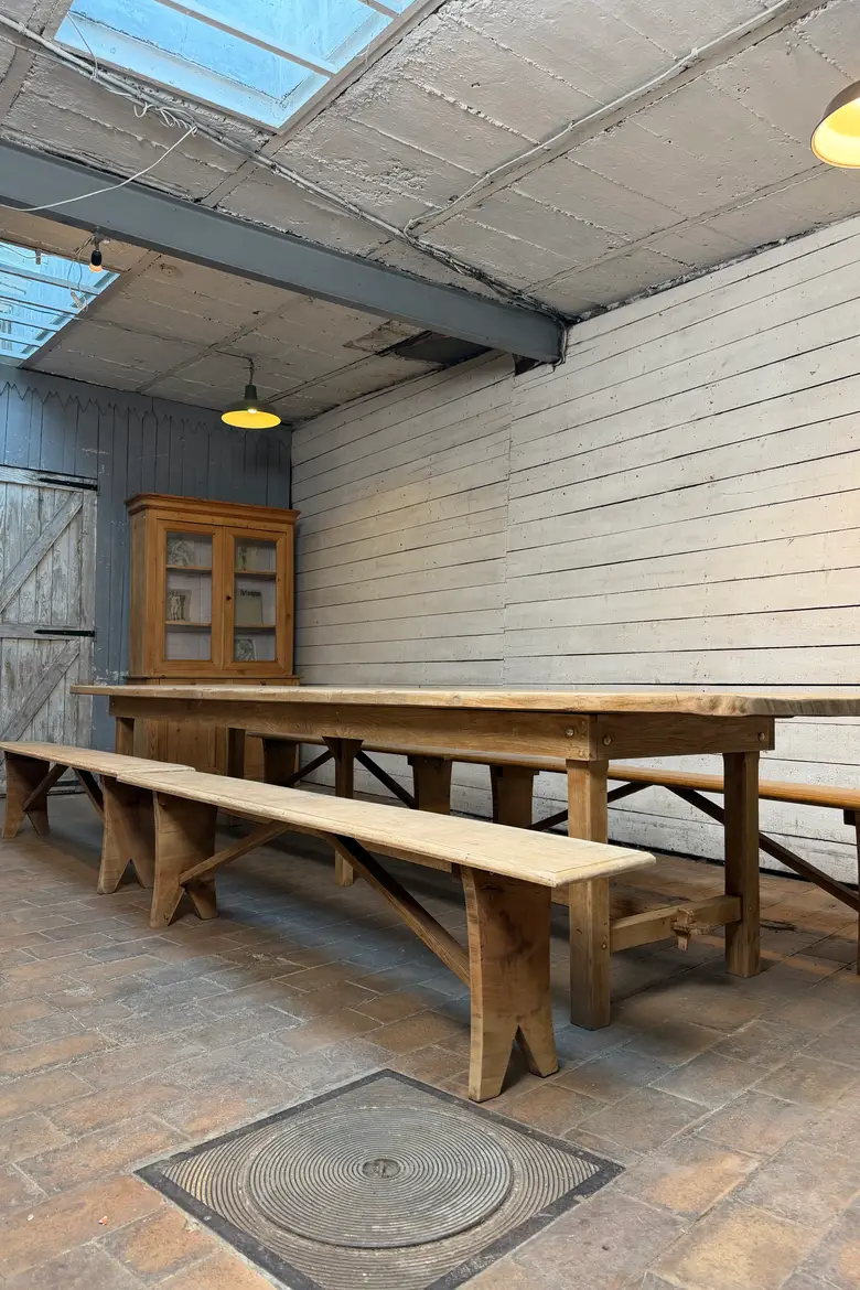 Immense table de communauté et ses 4 bancs
