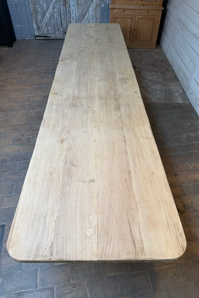 Immense table de communauté et ses 4 bancs — Immense table de communauté et ses 4 bancs