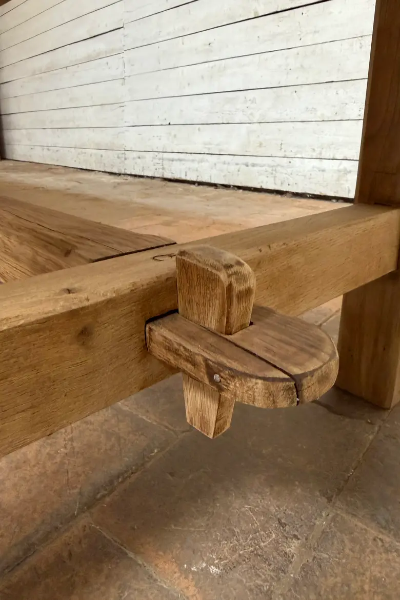 Immense table de communauté et ses 4 bancs — Immense table de communauté et ses 4 bancs