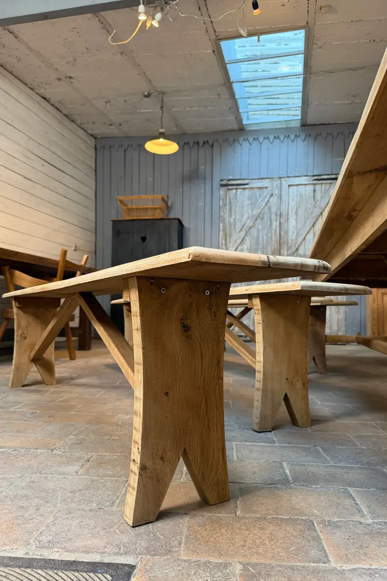 Immense table de communauté et ses 4 bancs