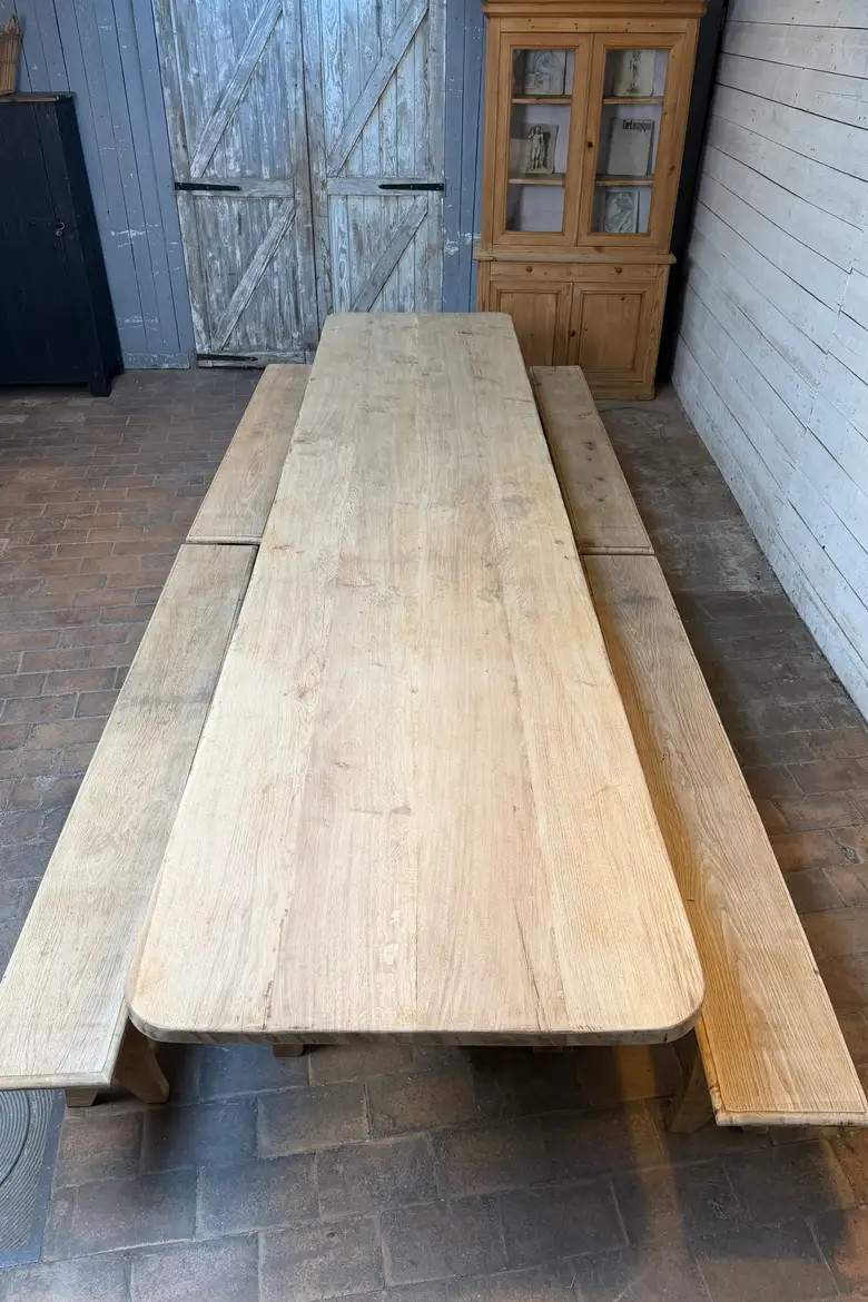 Immense table de communauté et ses 4 bancs — Immense table de communauté et ses 4 bancs