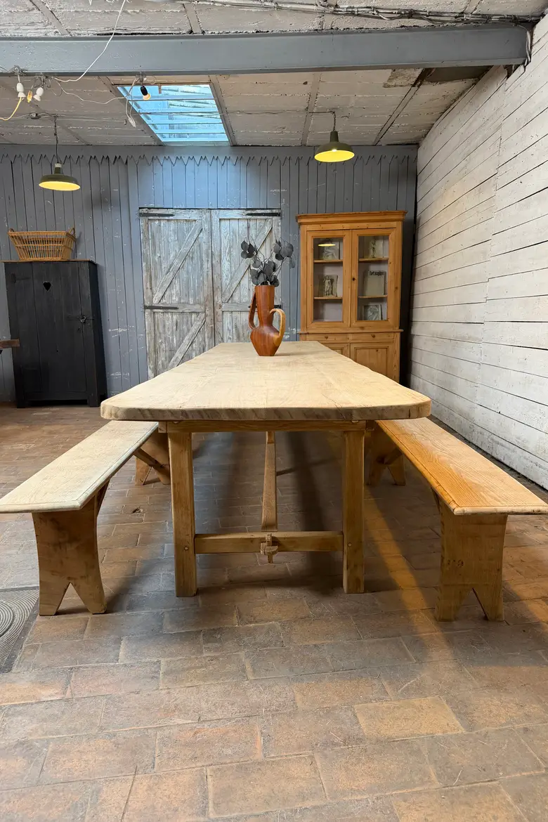 Immense table de communauté et ses 4 bancs — Immense table de communauté et ses 4 bancs